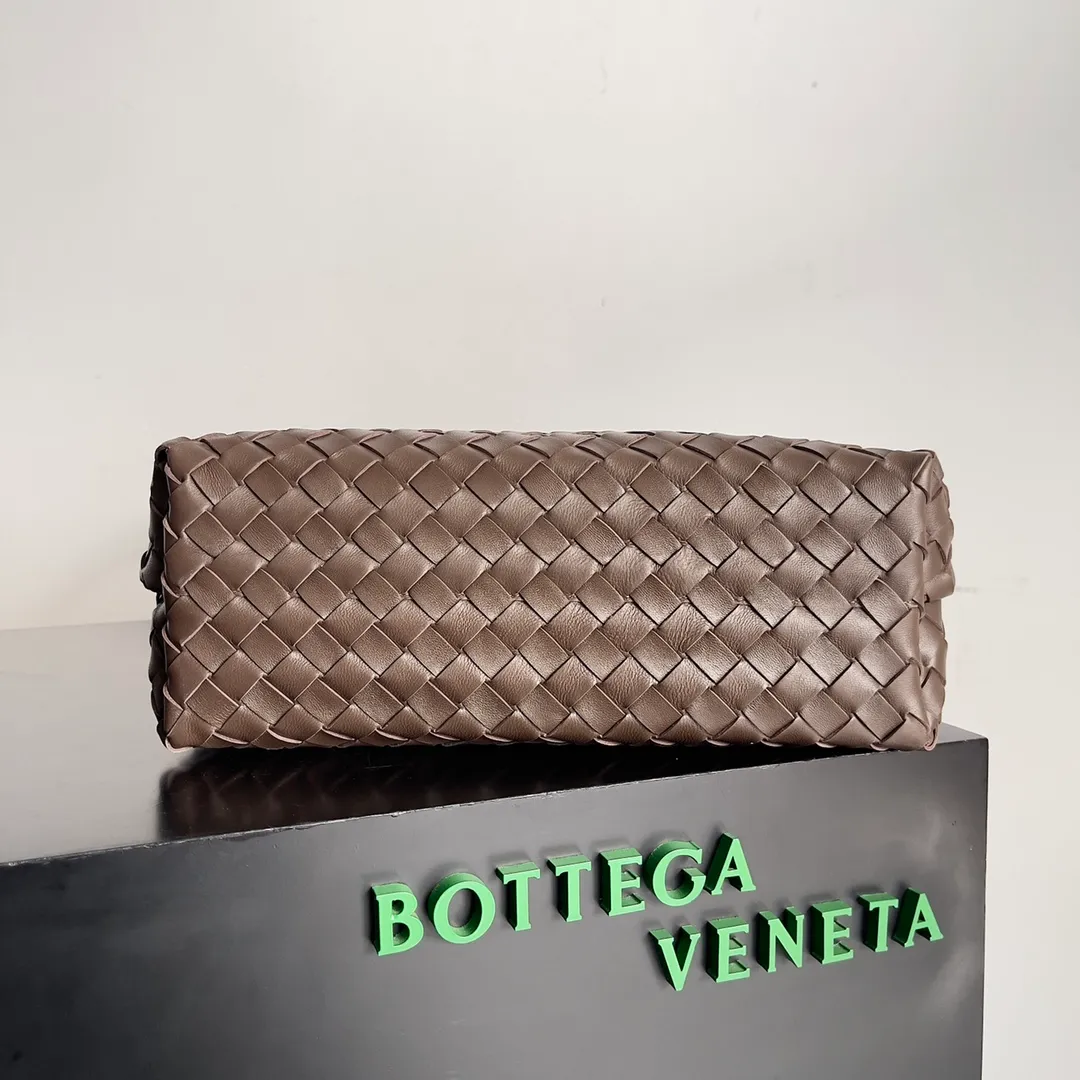 The 2023 new Andiamo batch of 2260 BV has been shipped‼ ️Really popular🔥The new Andiamo woven handbag launched by Bottega Veneta this season is really popular all over the world! ! Celebrities at home and abroad have worn it, and Oscar-winning actress Michelle Yeoh has taken it out on the street. Song Jia, Trai Yara, Yu Feihong, Sanji Ayaka, Rosie Hunting-Whiteley, Yoshioka Riho, etc. have all picked up this bag. It is classic and versatile, showing off its temperament, and the bag capacity is also large, which is very convenient for daily commuting! ! A variety of carrying methods, the shoulder straps can be adjusted by yourself, the original lambskin feels soft and delicate, and the unisex style breaks the gender boundaries and brings a more practical and long-lasting use experience. Andiamo, which has both elegant and casual styles, perfectly interprets the true appearance of "fashionable old money style". Style number: 743572 Size: 32*24*12